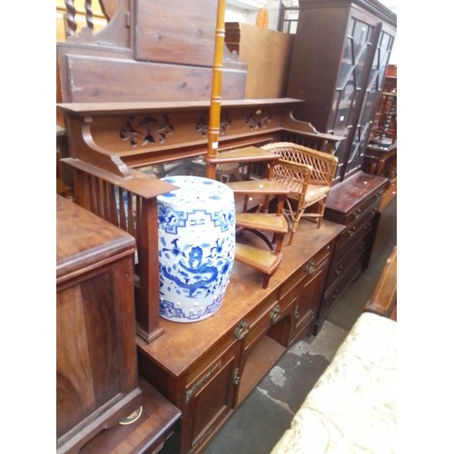 942 - An Edwardian Arts & Crafts oak mirror back sideboard.