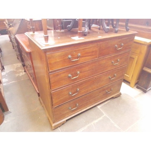 946 - A George III mahogany chest of drawers.