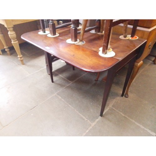 955 - A George III mahogany Pembroke table.