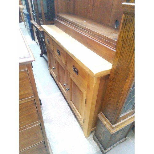 962 - A modern light oak sideboard.