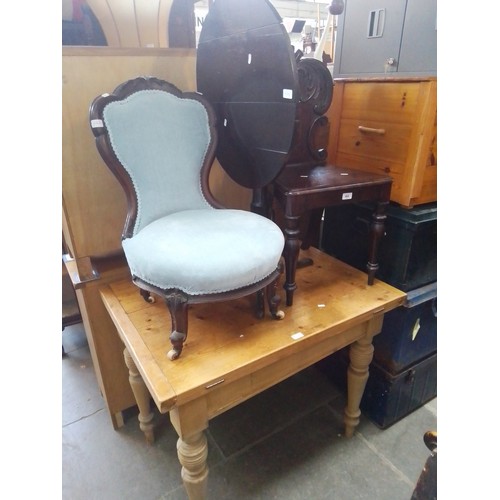 966 - Various items of antique furniture; a 19th century mahogany hall chair, a Georgian oak snap top trip... 