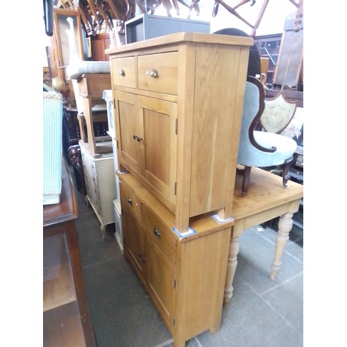 970 - A pair of modern light oak side cabinets.