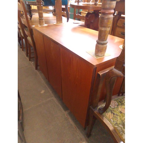 981 - A mid 20th century teak sideboard/cabinet.