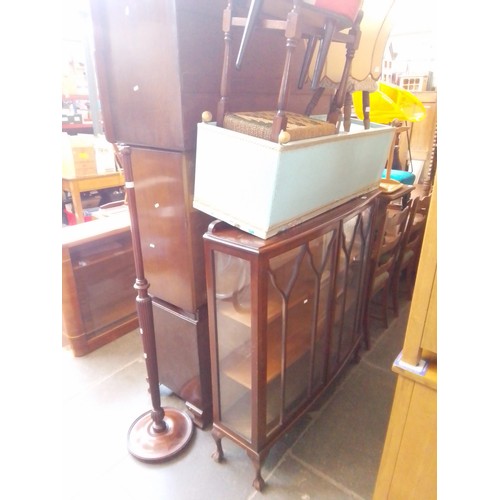 986 - Various items of furniture; a mahogany display cabinet, a Lloyd Loom ottoman, three stools and a sta... 