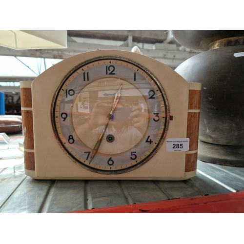 285 - An Ingersoll Art Deco mantle clock, (no key)