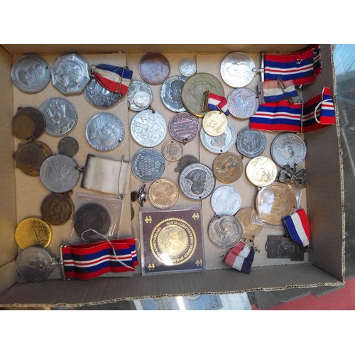 708 - A tray of commemorative medals