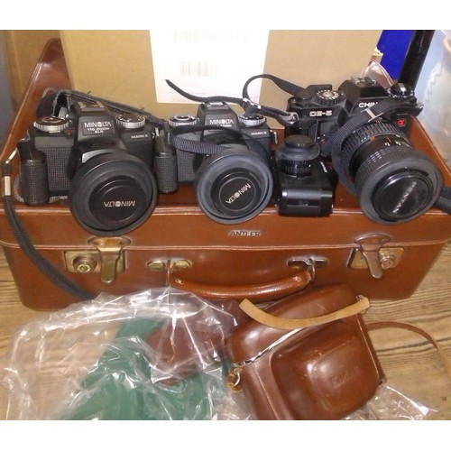 222 - Assorted vintage cameras comprising two Minolta 110 Zoom mark IIs, a Chinon CE-5, an Olympus 35 RC, ... 