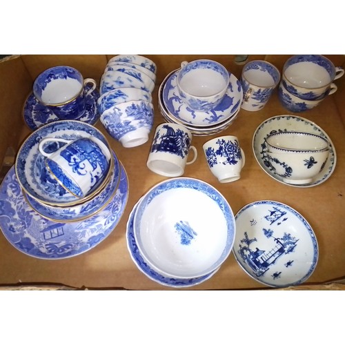 285 - A box of assorted 18th/19th century English tea ware.