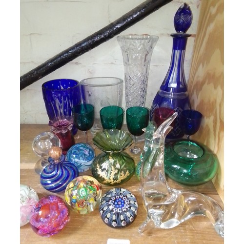 280 - Assorted art glass including a Scandinavian sealion indistinctly signed etc.