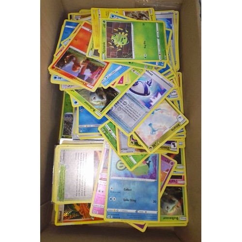 392 - A box of Pokemon trade cards - over 1000, hollo's and reverse holo's.