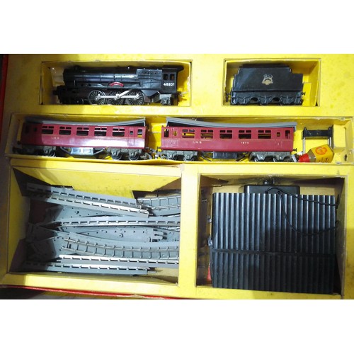 424 - A Triang 00 gauge railway set.