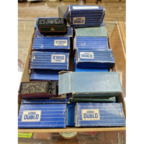 353 - A box of approx. 26 assorted Hornby Dublo boxed tenders to include D2, D12, D11, D2 etc.