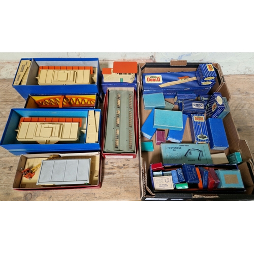 354 - A box of assorted Hornby Dublo boxed accessories to include girder bridge, signal cabin, 2 x through... 