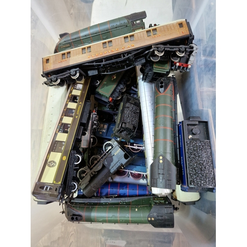 360 - A box of assorted Hornby & Bachmann model railway items to include locomotives, tenders & coaches et... 