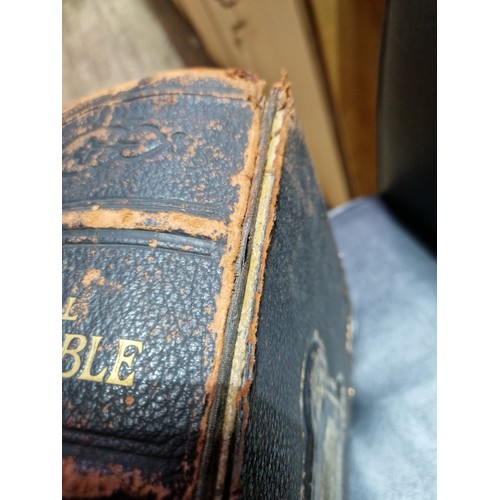 479 - The Illustrated National Family Bible with the Commentaries of Scott & Henry containing many thousan... 