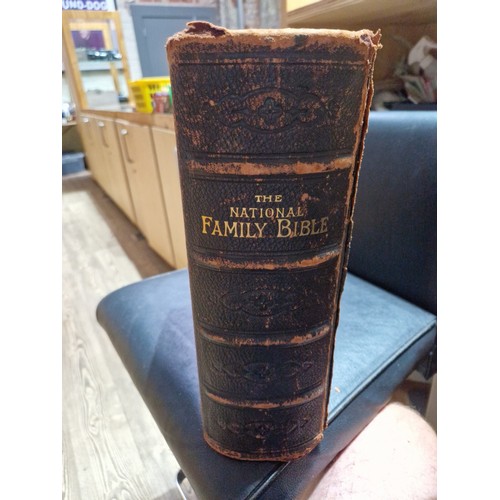 479 - The Illustrated National Family Bible with the Commentaries of Scott & Henry containing many thousan... 