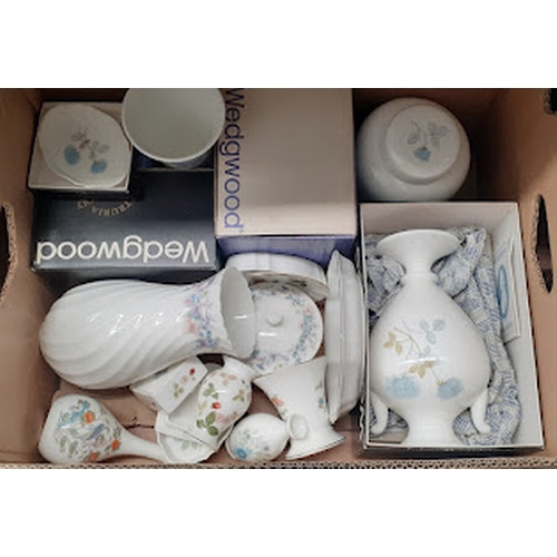 567 - Wedgwood china - 5 boxed ‘Ice Rose’ items including a 21cm high vase together with 5 ‘Wild Strawberr... 