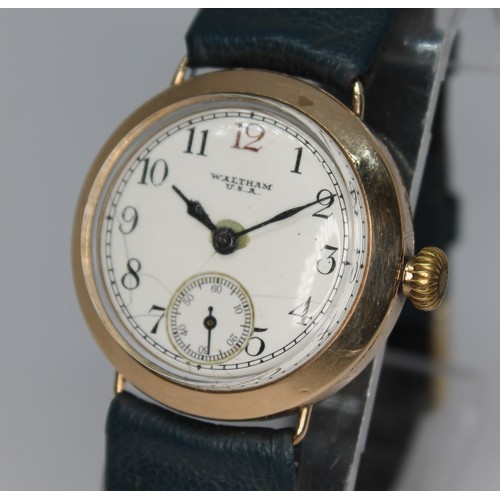 95 - A 1920s Waltham 9ct gold wristwatch, case diam. 32mm, seven jewel manual wind movement, later leathe... 