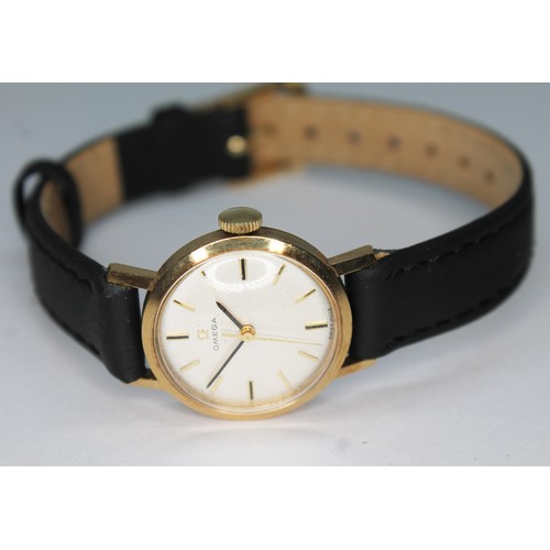 90 - A ladies 9ct gold Omega wristwatch, case diam. 22mm, later leather strap.