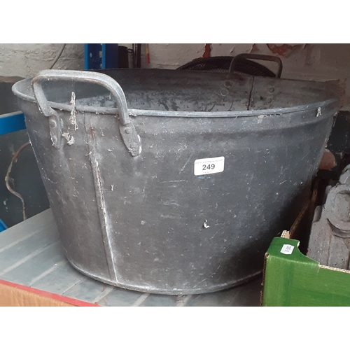 249 - A galvanised washing tub.