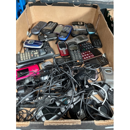 115 - A box containing appx 29 mobile phones & a metal detector (as found)