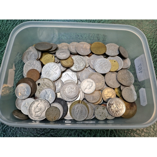 167 - A tub of assorted world coins.