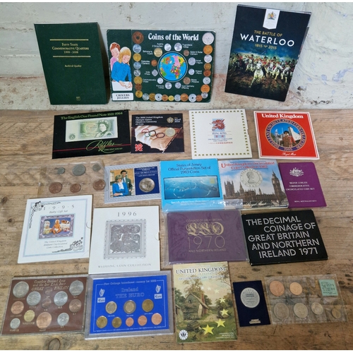 61 - A box of assorted coin sets and commemorative coins to include the coinage of Great Britain and nort... 