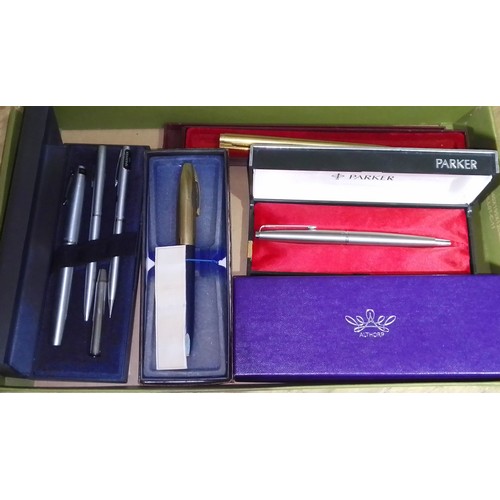 400 - A collection of pens to include Sheaffer 14ct nib, Waterman & Parker etc.