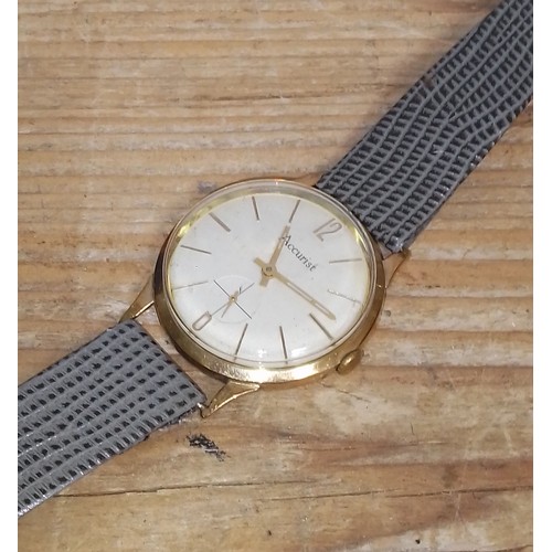 451 - A 9ct gold Accurist wristwatch.