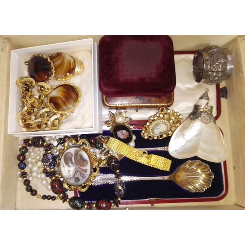 452 - A Victorian box and contents including 19th century and later yellow metal jewellery, white metal, a... 