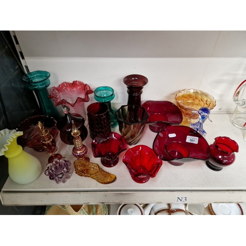 561 - 20 items of coloured glass