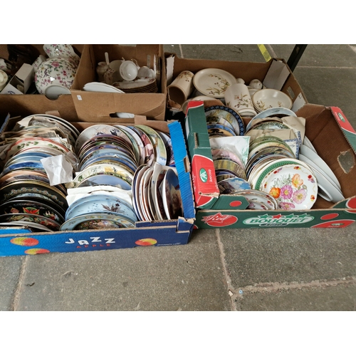 600 - Two boxes of collectors plates