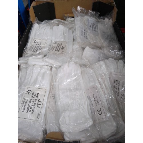 247 - A box of approx. 120 cotton gloves.