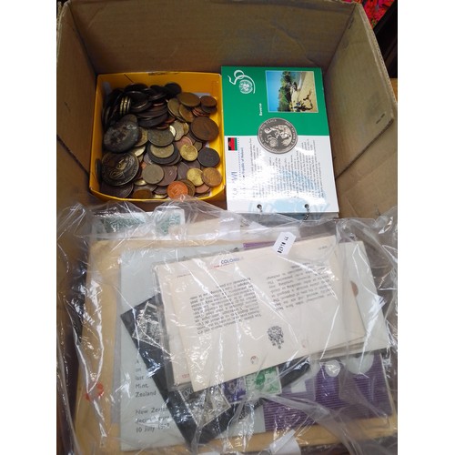 285 - A box of assorted coins.