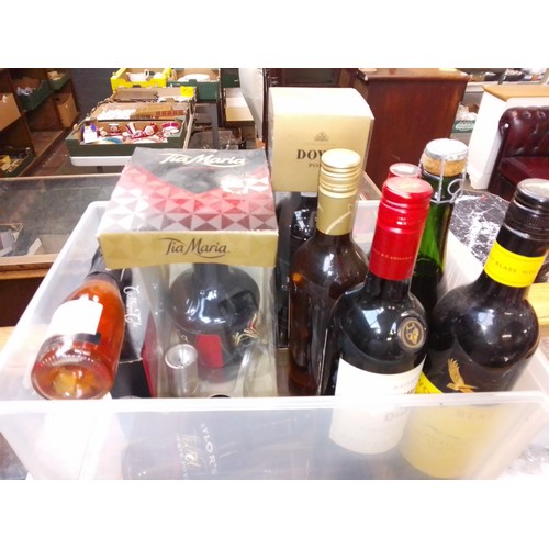 476 - A box of assorted wines & spirits