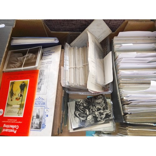 1125 - A box of assorted vintage & modern postcards