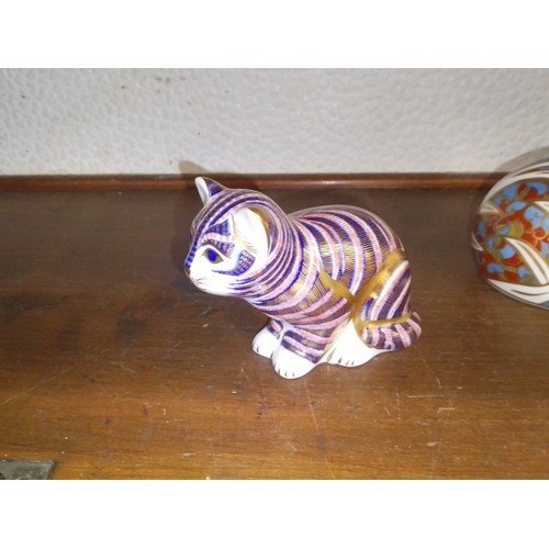 1139 - Royal Crown Derby paperweight with gold stopper 	‘ Sitting Kitten’