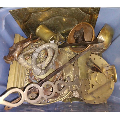 126 - A box of assorted metal ware, mainly brass.