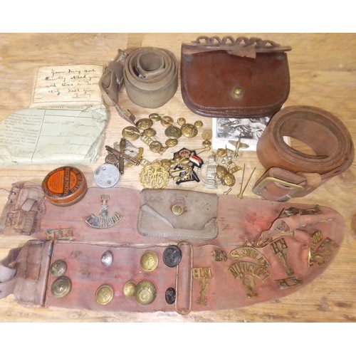 141 - A box of assorted WWI and later militaria including belt buckle CBB 