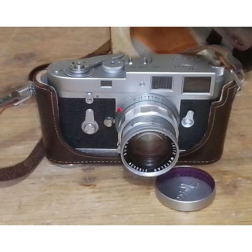 178 - A Leica M2 35mm camera, circa 1963, serial no. 1086329, with Summicron 1:2/50 lens and leather case.