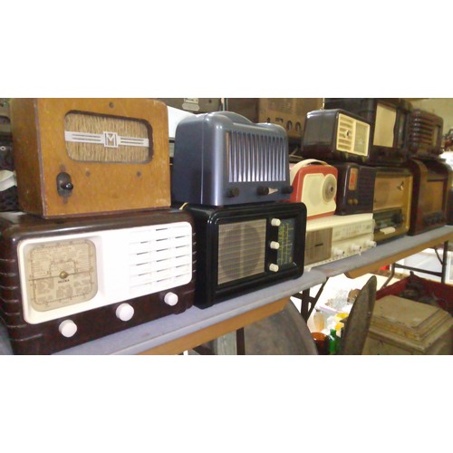 218 - A collection of fourteen bakelite and vintage radios.