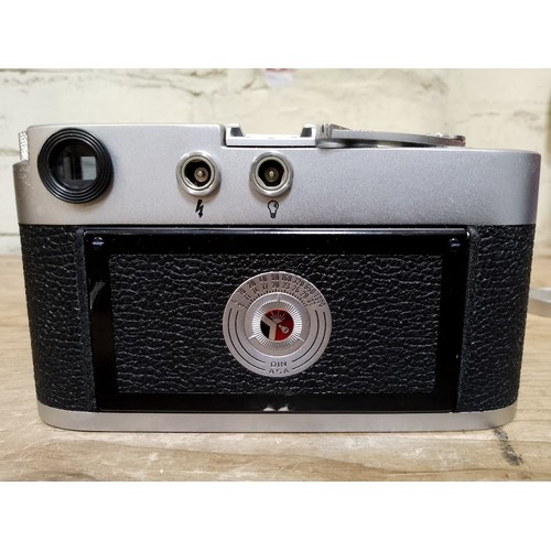 178 - A Leica M2 35mm camera, circa 1963, serial no. 1086329, with Summicron 1:2/50 lens and leather case.