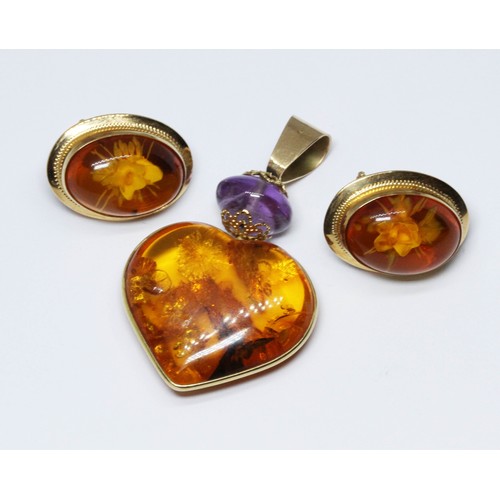 39 - A suite of amber jewellery, the earrings marked '750', the pendant indistinctly marked, pendant leng... 