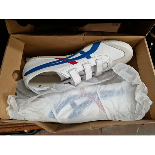 34 - A pair of boxed, unused size 12 Trainers/casual footwear