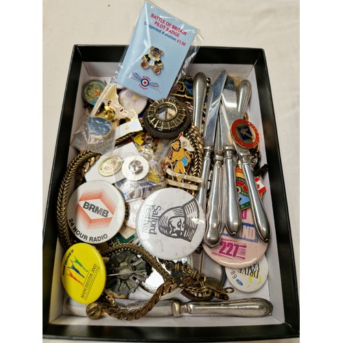 798 - A box of mixed collectables including silver handled butter knives, vintage badges, costume jeweller... 