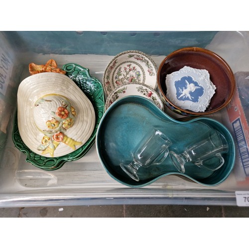 706 - A box of mixed ceramics to include Wedgwood wall plaque, Beswick figure of eight shaped dish, marked... 