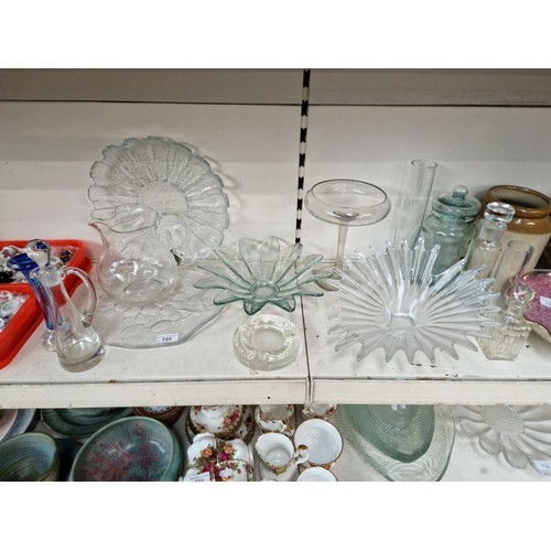 725 - Fourteen pieces of clear glass including water jug, flower petal bowl, splash design dish, vases etc