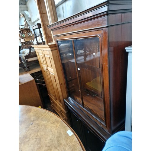 960 - A Victorian mahogany cabinet bookcase.