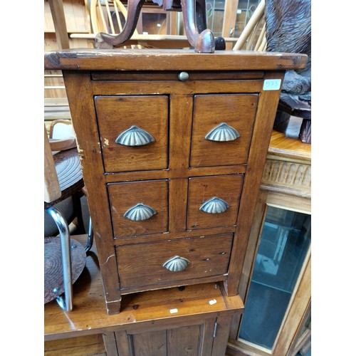 975 - A hardwood TV stand and matching chest of drawers.