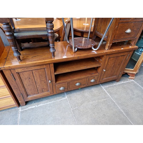 975 - A hardwood TV stand and matching chest of drawers.